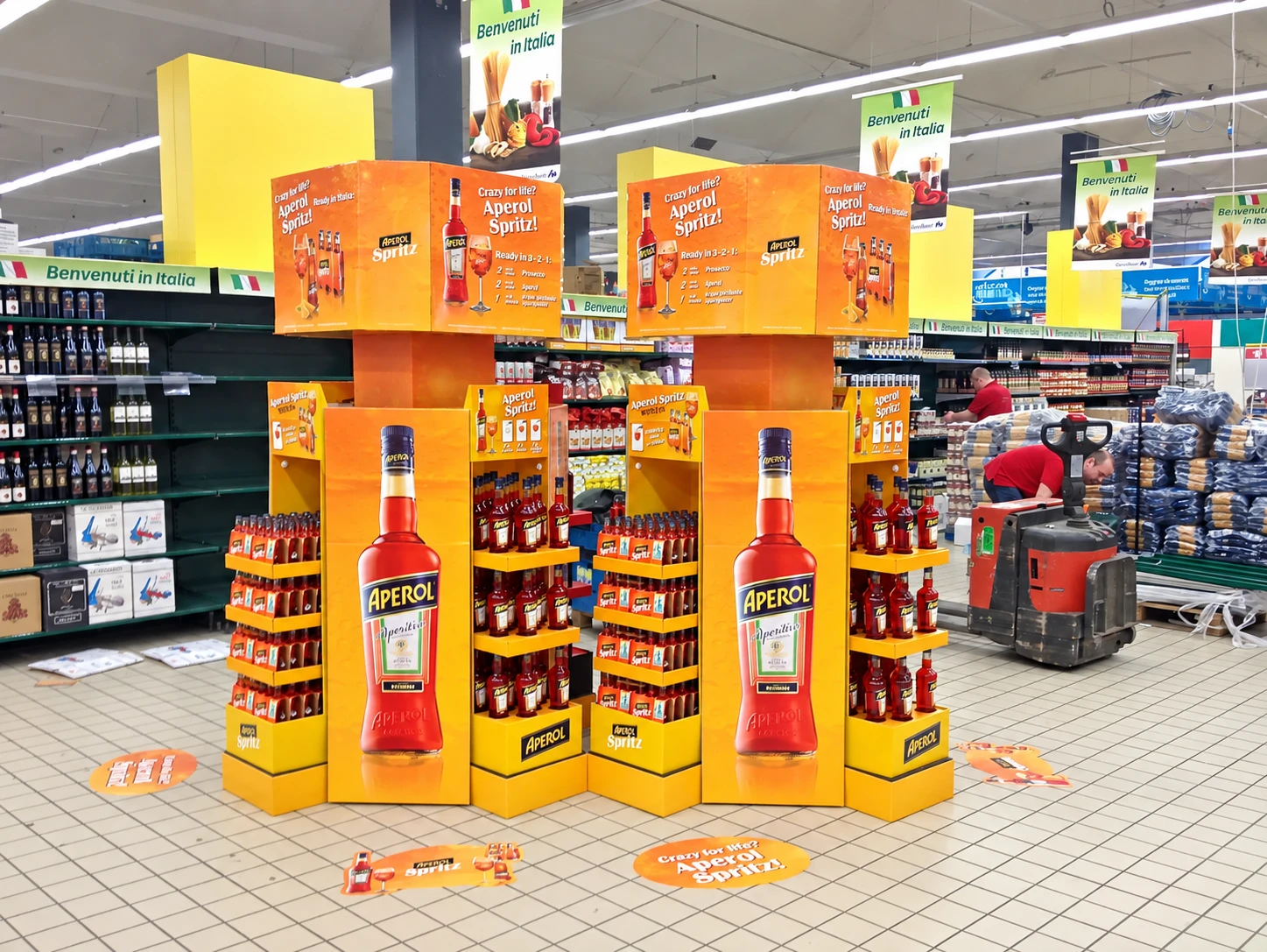Aperol-promotie-eiland in een supermarkt