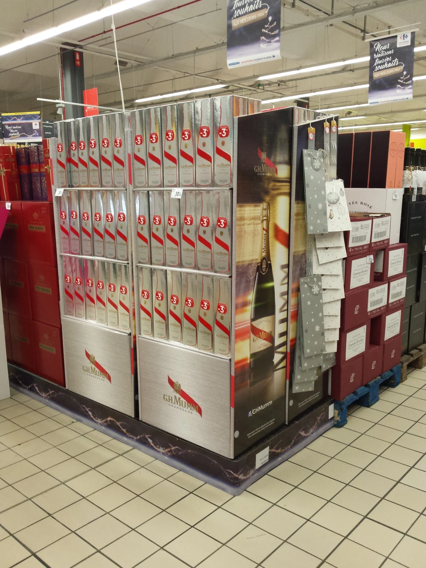Zilverkleurige Mumm-display met geschenkdozen