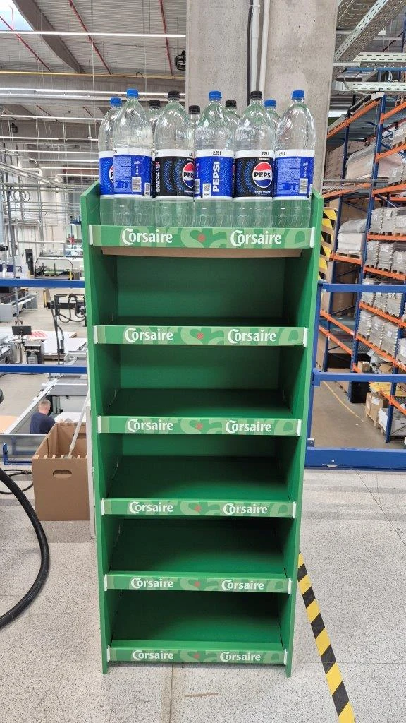 Groene Corsaire-vloerdisplay in productie