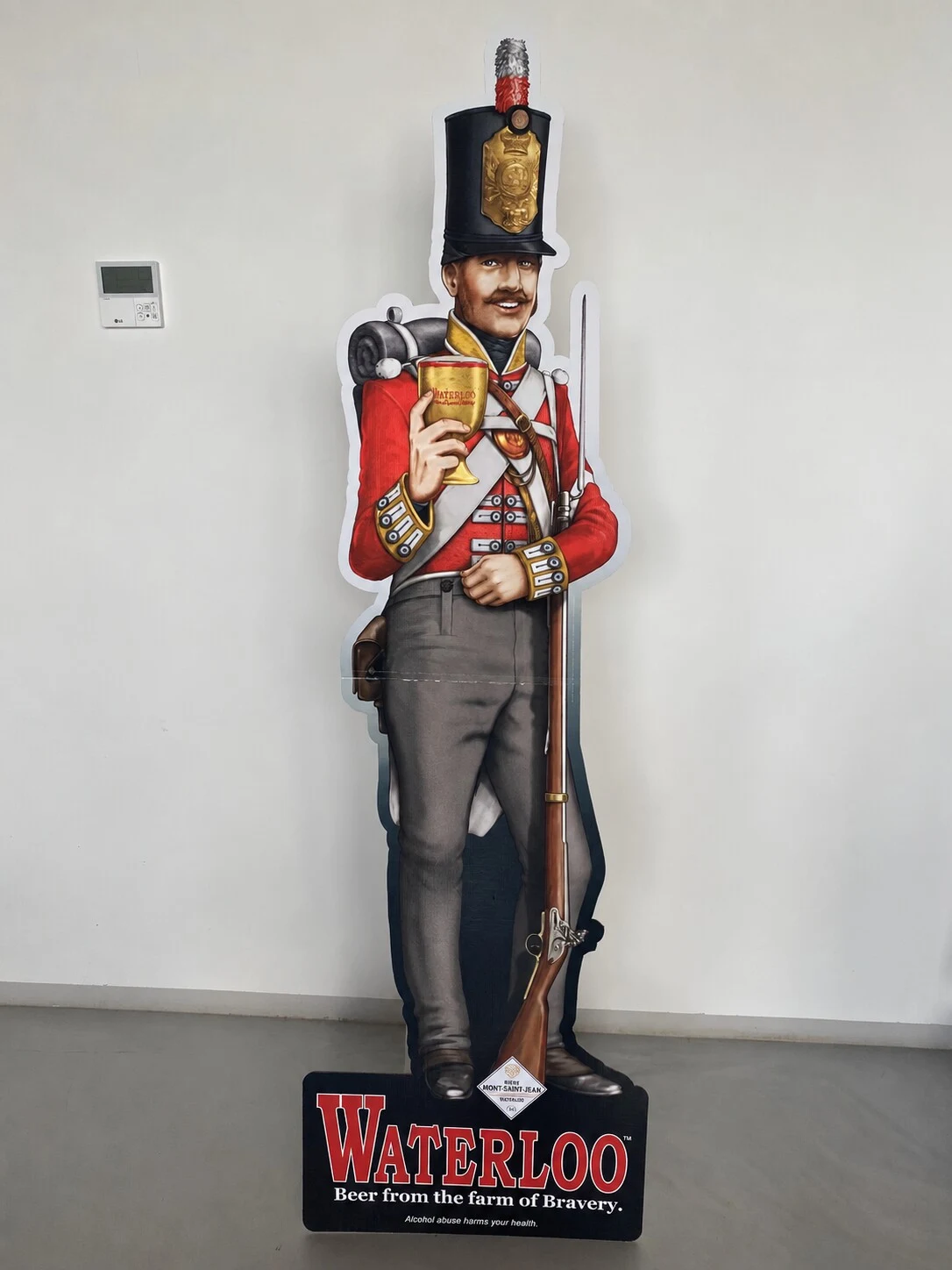 Vrijstaande Waterloo-signalisatie in de vorm van een soldaat