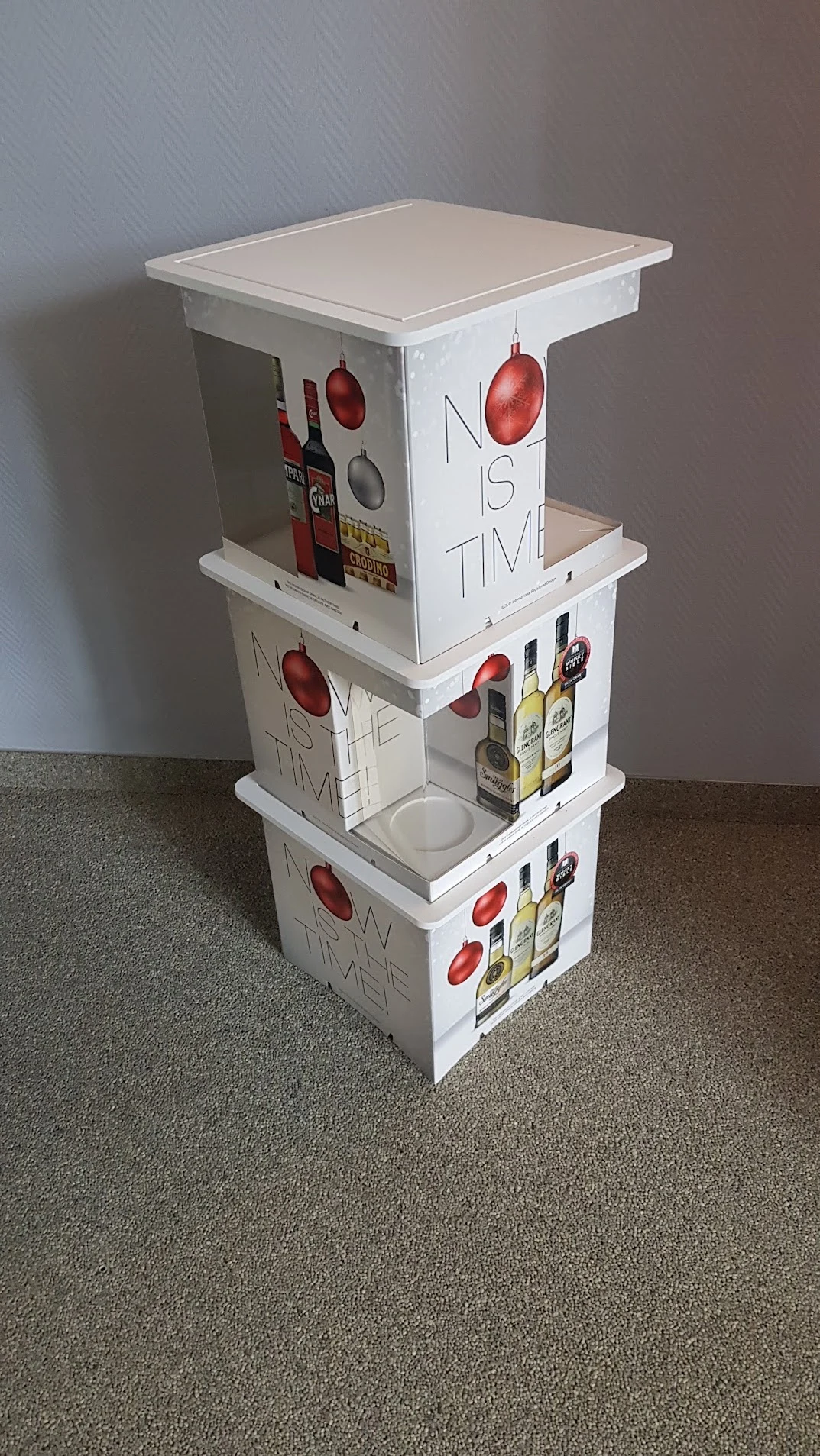 Gestapelde Campari-promotiekubussen