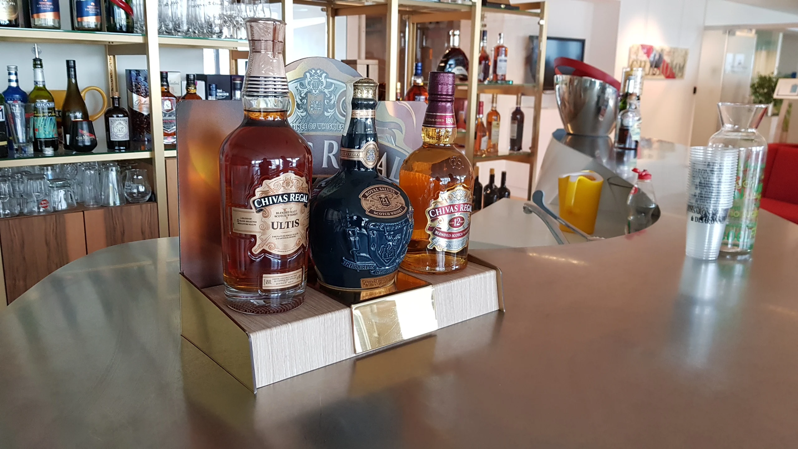 Chivas Regal · Royal Salute — Glorifier met drie flessen op een sokkel