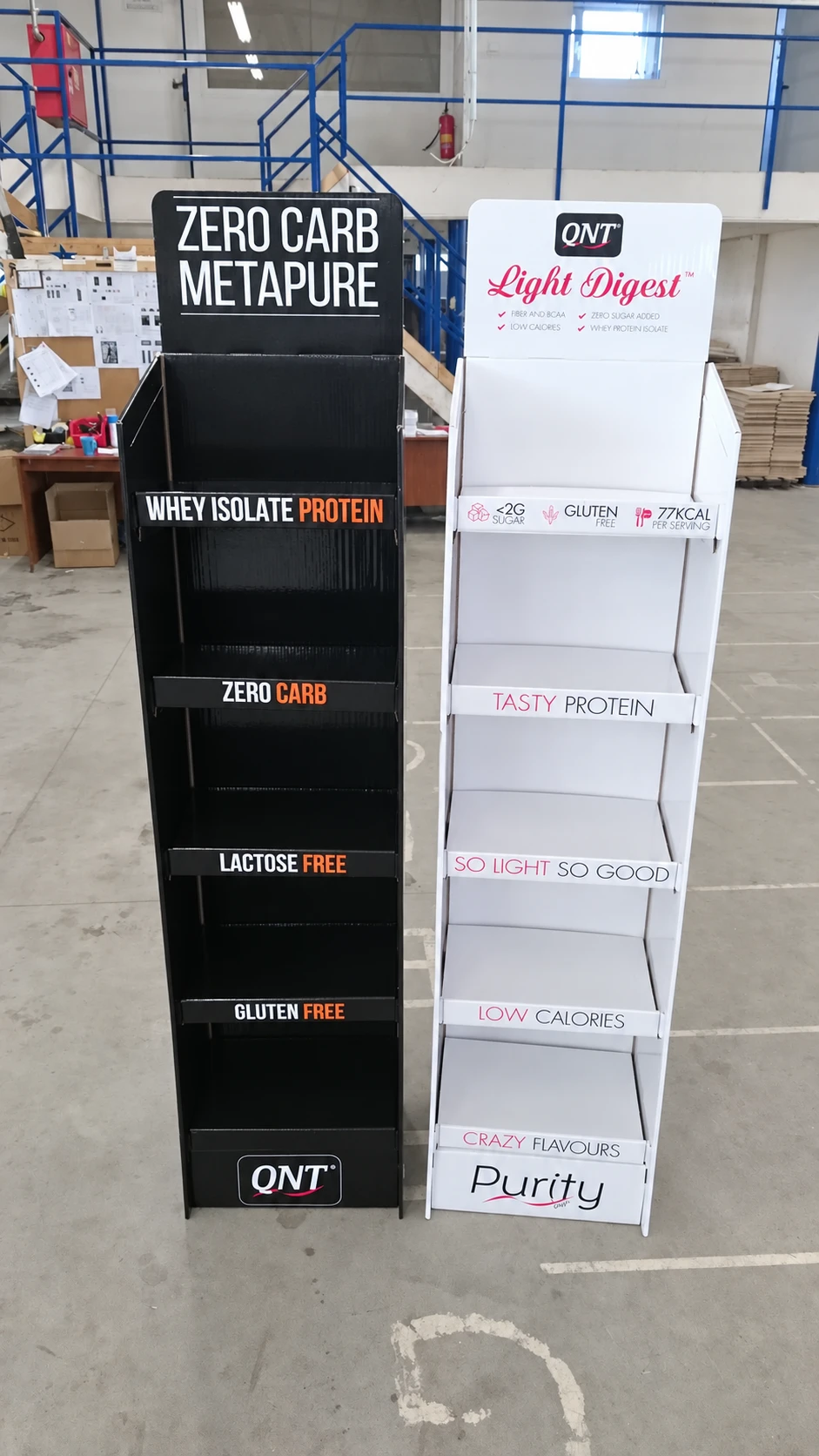 QNT — Twee displays gemonteerd in het atelier
