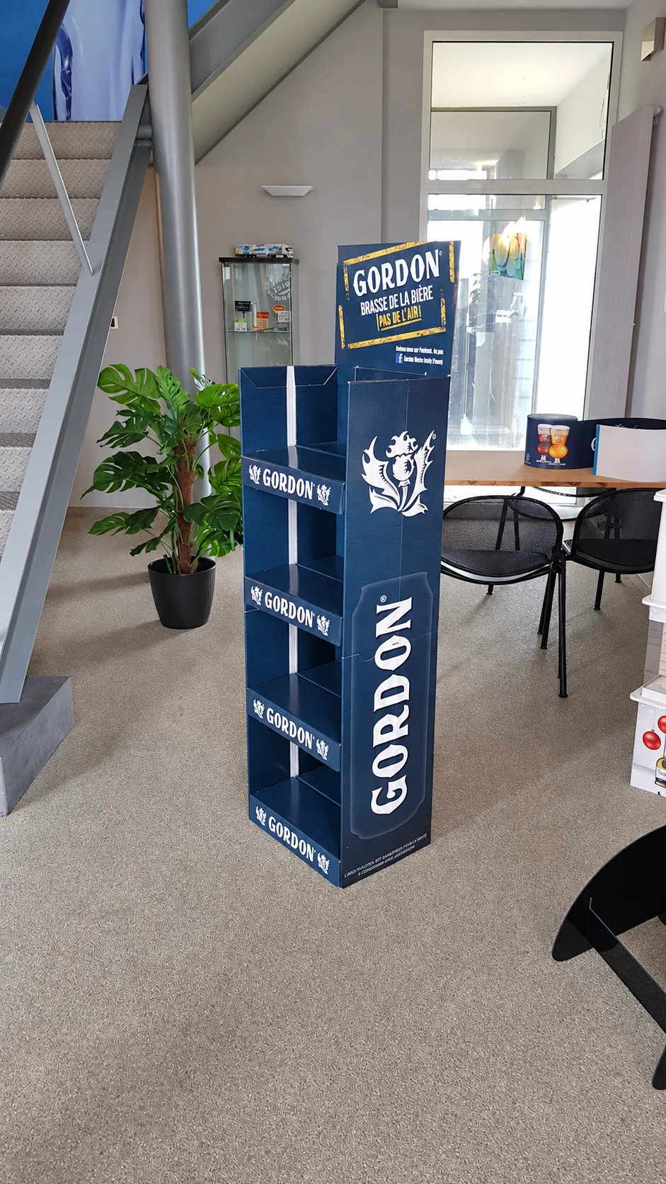 Gordon — Vloerdisplay — voor- en zijaanzicht