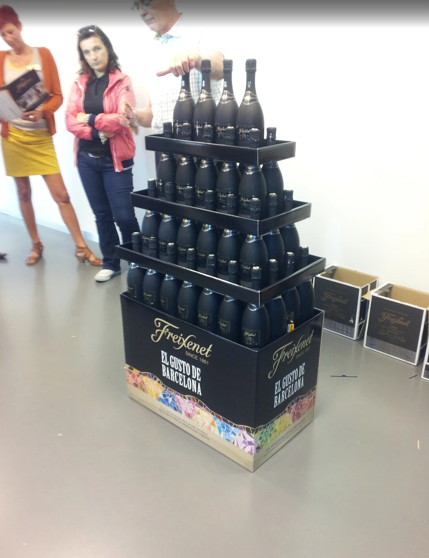 ILOPYRAMID · The Freixenet installation Photograph of the original installation, with three trays and four levels of bottles.